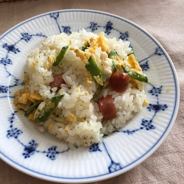 キヌサヤとウインナーのチャーハン